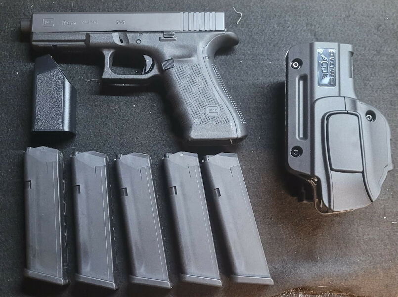 Glock 17 Gen 4, x5 genuine magazines with an IPSC belt set up (belt, holster and x4 magazine pouches).