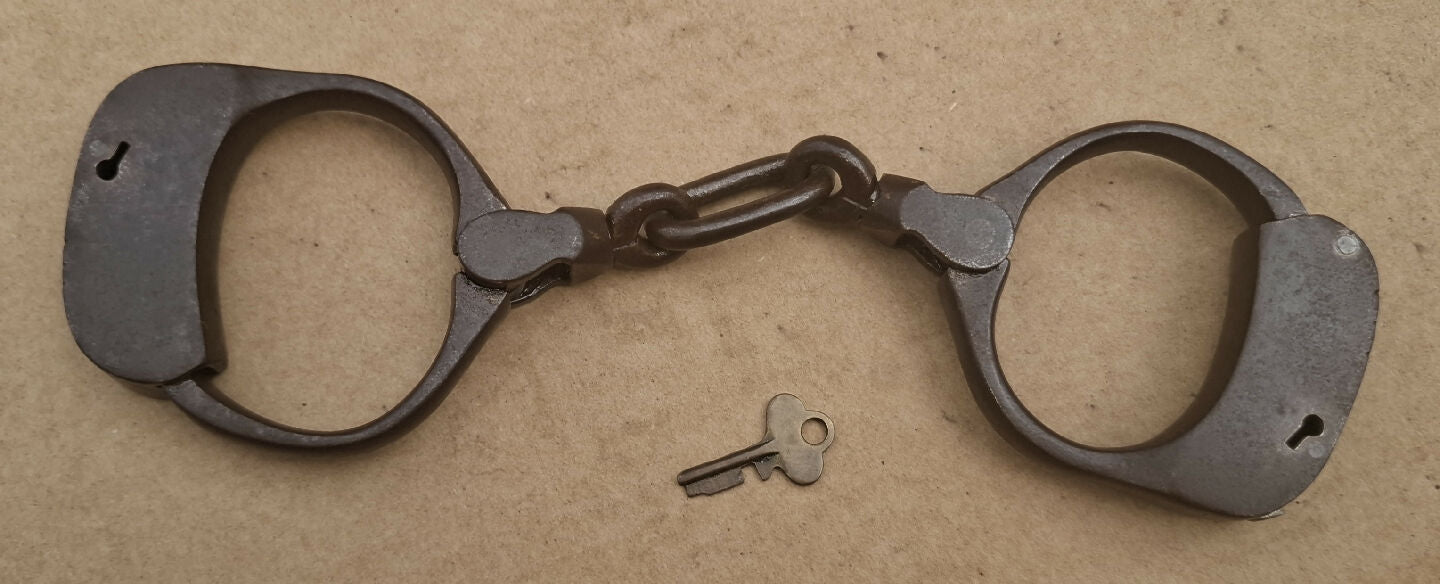 vintage very old hand cuffs come with original key work perfectly suit collector standard post included