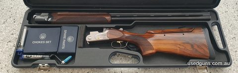 This high-quality Beretta 682 left-handed gun comes with a full set of briley chokes. It is housed in an original blue Beretta lockable case. The timber work is