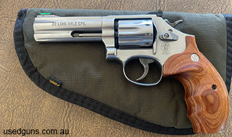 A very beautiful and well looked after firearm, comes with two sets of grips and a soft carrying case