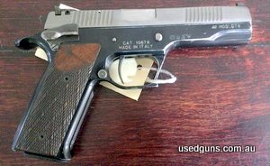 Comes with 2 spare magazines. Feels balanced and functions beautifully.
