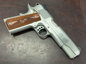 SPRINGFIELD
1911 LOADED
45ACP
8 SHOT
STAINLESS STEEL
ONE PIECE GUIDE ROD
CHECKERED TIMBER GRIPS
AMBI SAFETY
#NM735213

EXC $990