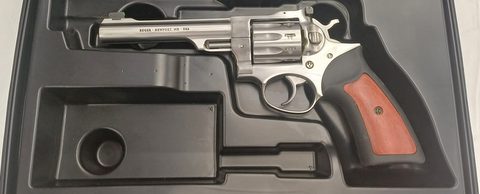 Comes with original box and instruction manual. Looks like it's done bugger all work. Free postage to a gun shop (sorry, no WA)
