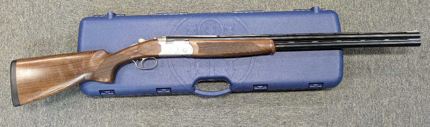 A Beretta 686 Silver Pigeon I in 12 Gauge is very good condition. This gun has 30" barrels with interchangeable chokes. Th gun comes in a blue Beretta plastic c
