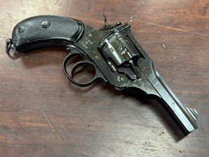 WEBLEY
MARK IV
455 WEBLEY
6 SHOT
4" BARREL
EXCELLENT BORE
ORIGINAL BIRDS HEAD GRIP
CLEAR BROAD ARROW MILITARY MARKINGS
CLEARLY MARKED CMF Q 339 MARKED ON FRAME
ORIGINAL LANYARD RING
PRE 46 COLLECTABLE 
WWII HANDGUN
#113132

VGC+ $990