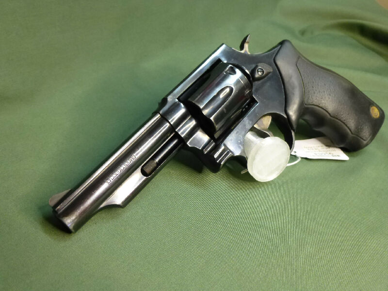 This Taurus Model 82 revolver is in good condition. This classic 6 shot .38 Special is known for its durability and straightforward reliability - a no-nonsense 