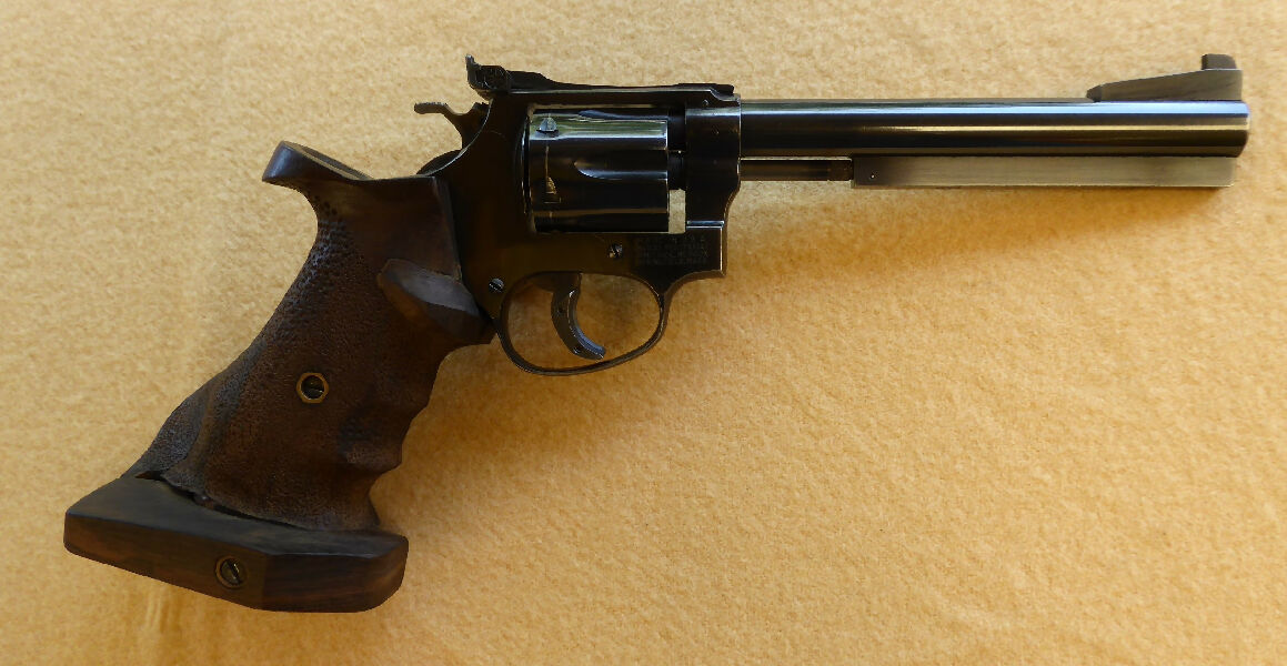 Smith & Wesson Model 31 .32 S&W Long revolver with 151mm barrel in very good condition.  Has RHM grip, bull barrel with underlug, target sights and trigger shoe