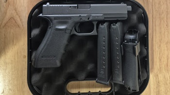 Comes with Carry case that includes 2 x Glock mags, magazine loader, cleaning rod and brush, multiple rear grips and instruction manual.