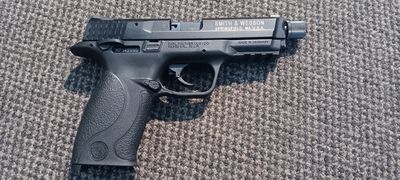 CONSIGNMENT SMITH& WESSON M&P22 22LR CASED WITH 6 MAGS & HOLSTER USED SN: MP142605