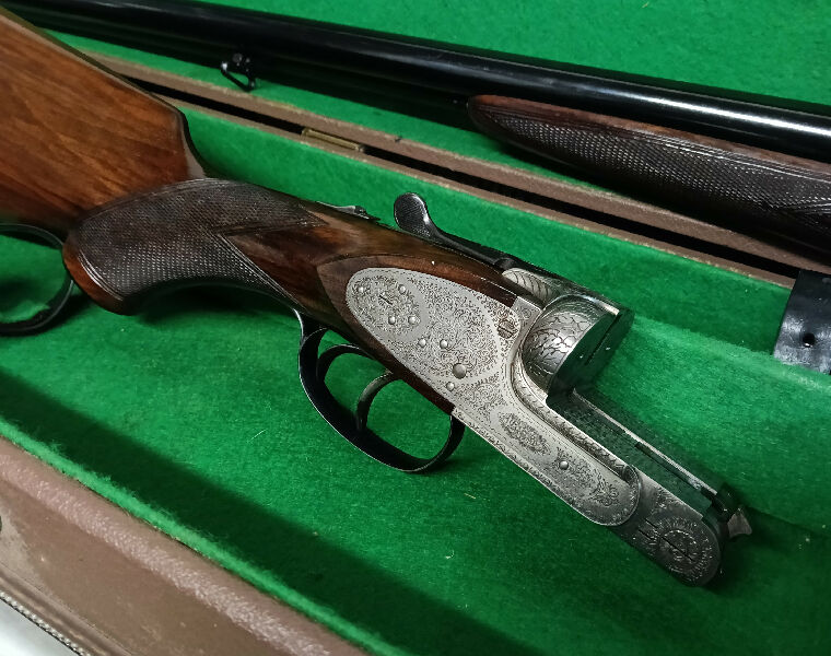 XXVI proof marks date this gun to 1970 . 27.5" barrels with 70mm chambers , powerful ejectors with tight action .The action,fences,sideplates & trigger guard ar