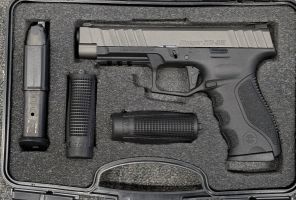 A Stoeger STR-9A in 9mm in very good condition. Comes in case with six magazines (two in case + four extra) with Stoeger accesories: two grip extensions and hol