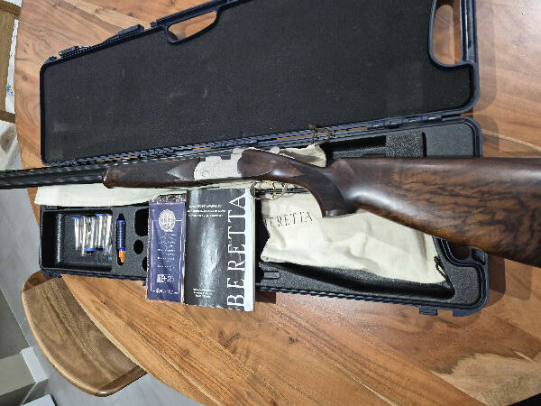 Beretta s 686 silver pigeon sporting this is special edition Beretta with factory upgrade grade 3 timber come cased with all the factory flush chokes factory or