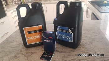 1.475 kg of 2206H and 2.175 kg of 2207 this is net weight of powder in each bottle, 3.65 kg in total of powder stored correctly in a cool dry place also 1100 CC
