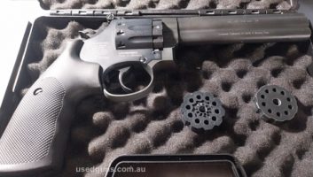 Excellent Air revolver, with adjustable rear sight, 3 10 Roound Cylinder Inserts, No plastic, the real Replica of the S & W 357 Magnum supplied with 25 Co2 Cart