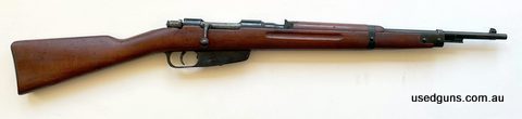 Good condition WW2 Italian bolt-action combat rifle used by cavalry, artillery and engineers. Good clean bore - woodwork shows the markers name and serial numbe