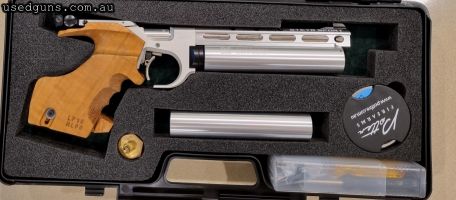 Has a Rink Formgriffe, small left-handed grip.