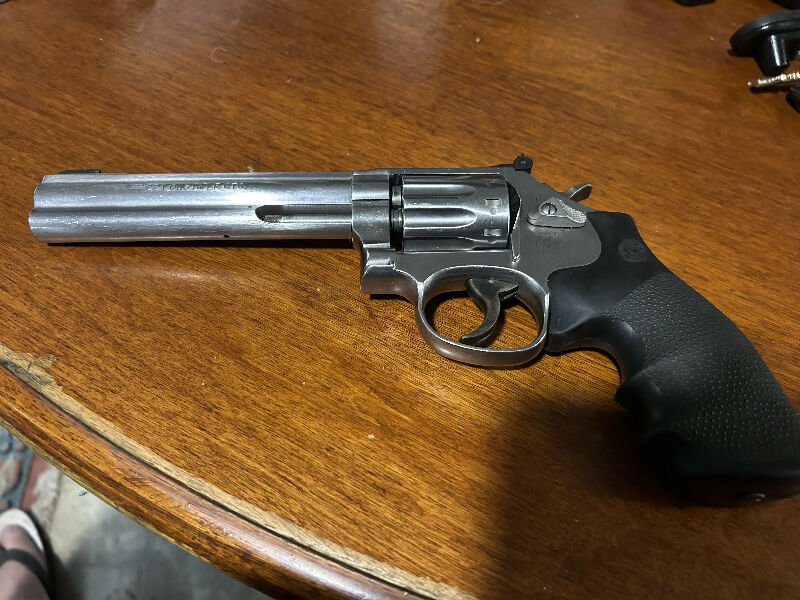 Smith&wesson model 617-6 10 shot, good condition
