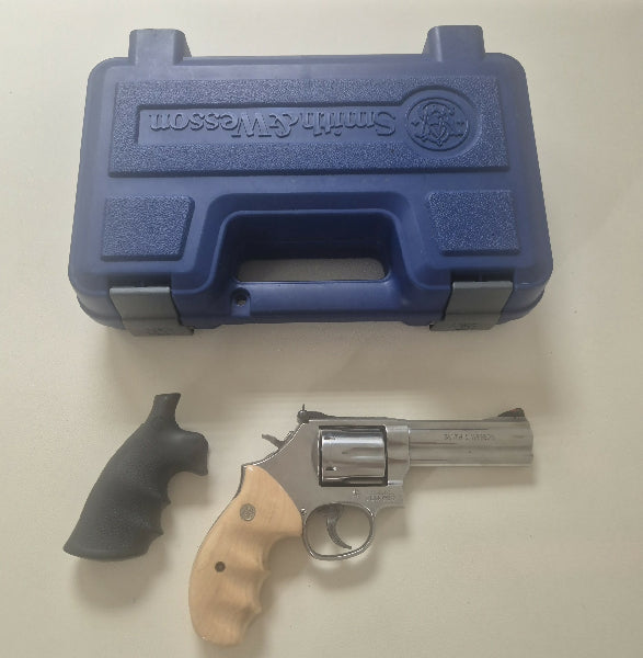 S&W 686 4" in excellent condition, seen little use.