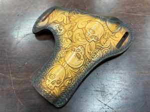 CUSTOM LEATHER
SKULL CARVED HOLSTER
5 1/2" BARREL
COLT OR LIKE SINGLE ACTION
ONE ONLY

AS NEW $125