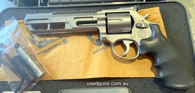 686, 6 inch barrel in excellent used condition. Comes with brand new quick release holster, 6 brand new safari land speed loaders, large brand new belt and 2 br