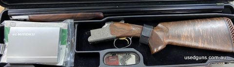 Excellent condition Miroku Mk10 shotgun chambered in 12G. 30 barrel model with grade 3 walnut stock. 11mm rib with a front green fiber optic and a mid white bea