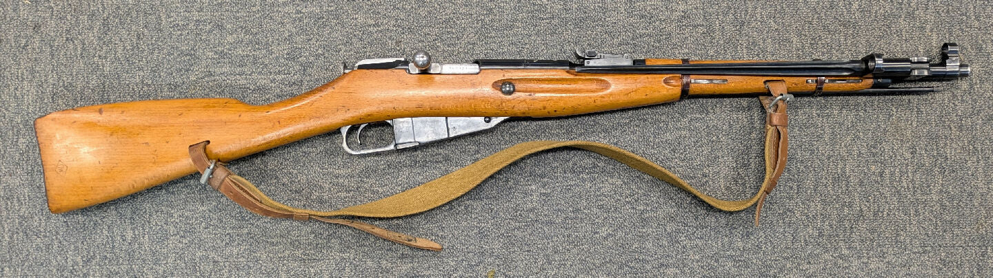 A Polish Mosin Nagant 91/44 Carbine in 7.62x54R in good condition. Fctory marked receiver and stock, number 11 on received dated 1952. Overall good condition, a
