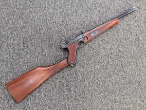 DWM
1920 LUGER CARBINE
9MM
8 SHOT
12" ROUND BARREL
EXCELLENT BORE
CLEAR DWM MARKINGS ON TOP OF RECEIVER
MANUFACTURED ORIGINALLY IN 1917
CLEAR GERMAN PROOF MARKS ON FRAME
MAINLY MATCHING NUMBERS
WITH QUICK DETACH ORIGINAL BUTT STOCK
CATEGORY H - HANDGUN AS STOCK IS DETACHABLE 
LOVELY FINE