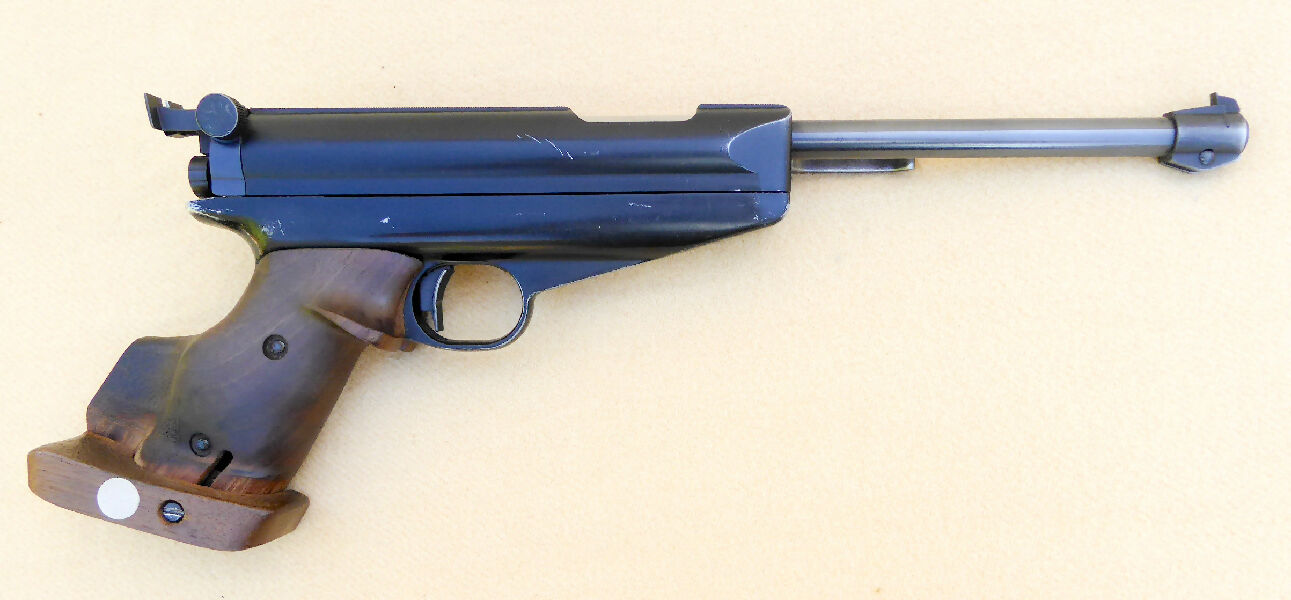 Feinwerkbau 65 .177 air pistol in good condition.  Fitted with right hand medium grip.  A great entry level ISSF air pistol.  Additional images available on req
