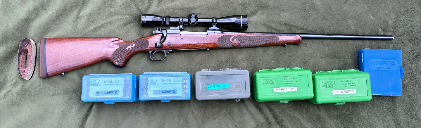 Winchester Featherweight push-feed 257 Roberts in very good condition. Comes with a Leupold VX-2 3-9 scope, 250 cases and a set of three Simplex Master reloadin