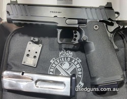 As new. 2 magazines Text for more photos
