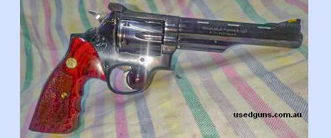 looks like a colt python but its not. Llama Quality is just much better. Rare gun in very good condition. Fires without fault every time, except for a bad prime