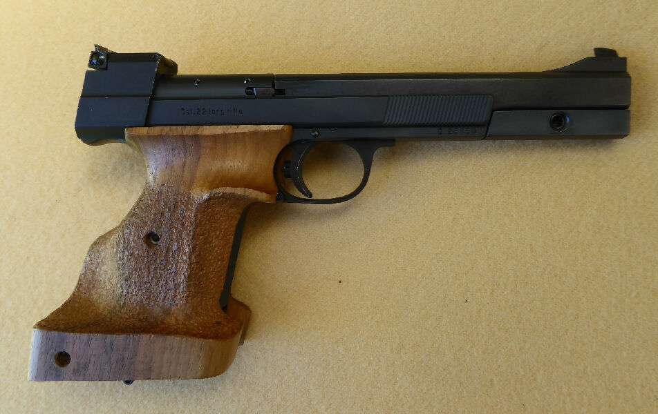 Hammerli 208 .22LR semi auto target pistol in very good condition. A high quality Swiss made target pistol with right hand small semi orthopaedic walnut grip an