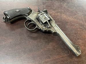 WEBLEY
MARK VI
455 WEBLEY, 6 SHOT
GOOD BORE
MANUFACTURED 1917
BROAD ARROW MILITARY MARKINGS
WITH LANYARD RING
ORIGINAL CHECKERED GRIPS
PATCHY ORIGINAL EXTERNAL FINISH
#271177

VGC $1449