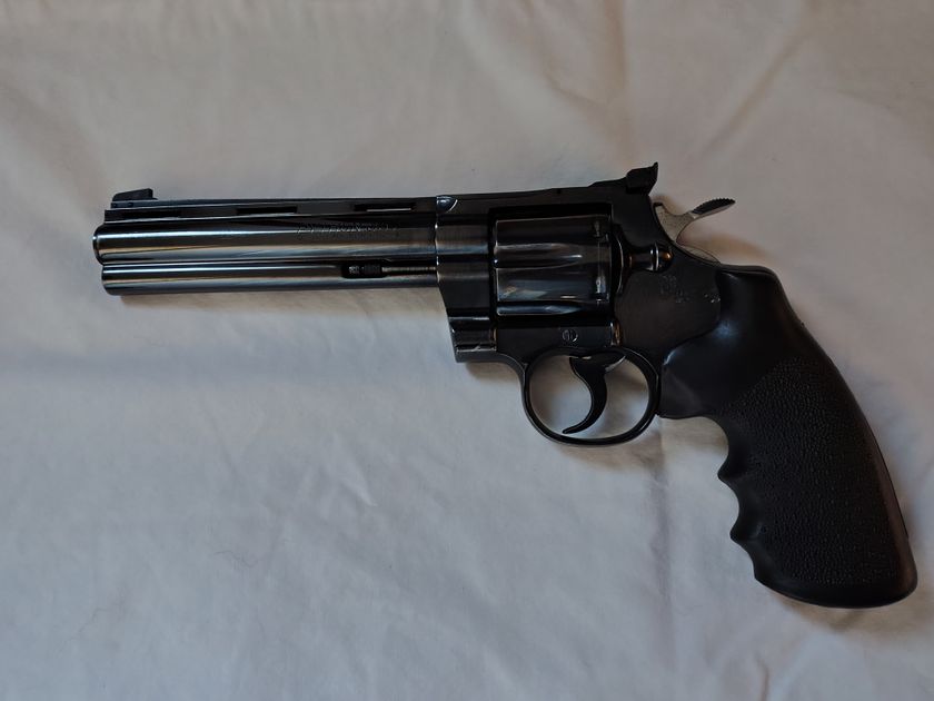 COLT PYTHON - 6 inch blued barrel