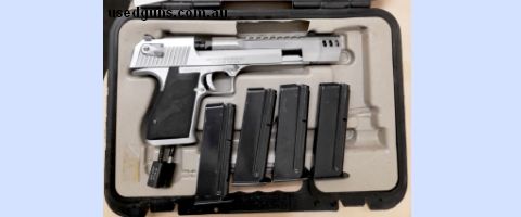 Magnum Research Desert Eagle in .44 magnum. Comes with action lock, hard case plus all manuals and 4 magazines. More images available on request. Texts or email