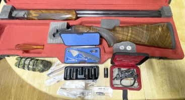 Perazzi MX8 20G Factory cased gun. Spare trigger set. Spare spring kit, firing pins. 8 chokes. Ring for more information no emails. Buyer to pay postage/transfe